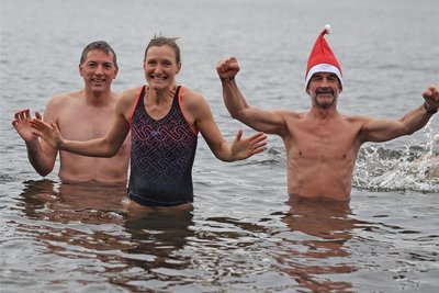 Das war prickelnd: Susanne und Andreas Koburger (links) wagten sich zusammen mit dem einen oder anderen Schwimm-Wichtel ins eiskalten Wasser des Pöhler Stausees.