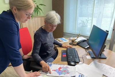 Blick ins Gemeindeamt. Bürgermeisterin Marion Dick und Mitarbeiterin Lisette Wolf (links).