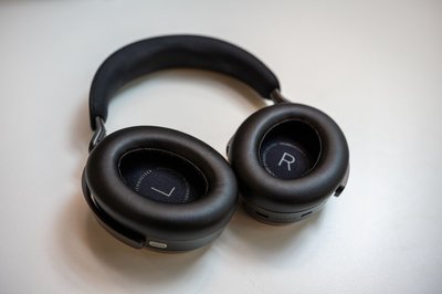 Ein bequemer Begleiter: Die Sennheiser Momentum 5 bieten reichlich Polsterung an Ohrmuscheln und Kopfbügel - praktisch auf langen Flügen oder in lauten Büros.