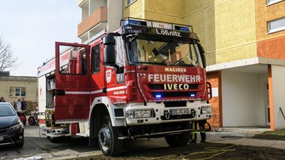 Als die Feuerwehr in die Wohnung in Lößnitz gelangte, war der Brand in der Küche bereits ausgegangen.
