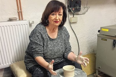 Beate Koch will sich nun intensiv dem Töpfern widmen, im Keller ihres Hauses hat sie dafür eine Werkstatt. 