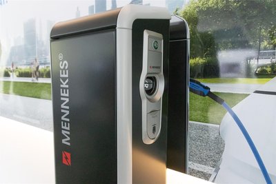 Mennekes gilt als führender Hersteller von Infrastruktur für Elektro-Mobilität für mittlerweile mehr als 90 Länder. Das Unternehmen produziert unter anderem Ladestecker und Ladesäulen.