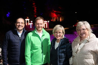 Ministerpräsident Michael Kretschmer (2. v. l.) hatte sich bei der Vorstellung unters Publikum gemischt – hier mit Intendant Moritz Gogg (l.) sowie Theater-Verwaltungsleiterin Cornelia Pühlhorn und Ehrenfriedersdorfs Bürgermeisterin Silke Franzl (v. r.).