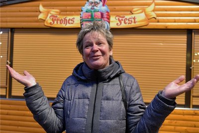 Heidemarie Stahlberg, Inhaberin des Standes "Allerlei Süßkram", wechselt mit ihrem Stand vom Obermarkt an die Giebelseite des Rathauses. Ab Freitag will sie dort ihre Waren verkaufen.