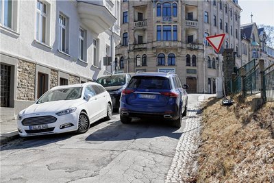 Der Reischdorfer Weg in Annaberg-Buchholz bleibt aus Richtung Bärensteiner Straße zumindest vorläufig erreichbar. Die dahinter liegende Straße der Einheit, die viel befahren ist, wird ab Montag gesperrt. 