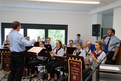 Das Blasorchester der Feuerwehr Schönfeld begleitete die Eröffnung musikalisch.