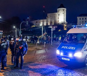 Polizeieinsatz während einer Demonstration von Kritikern der Coronamaßnahmen an einem Adventssonntag in der Plauener Innenstadt. 