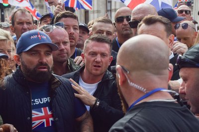Der Rechtsextremist Tommy Robinson (Mitte) rief zu einer Demo vor dem Polizeihauptquartier in Southampton auf. (Archivfoto)