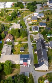Einige Gebäude des ehemaligen Hilmersdorfer Rittergutes sind bis heute erhalten (vorn). Teils wurde das Areal neu bebaut. 