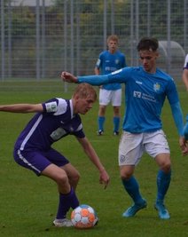 Die B-Junioren des FCE - hier Niklas Schmidt (l.) im Zweikampf mit Loris Brückner - unterlagen im Derby gegen den CFC mit 0:2. 