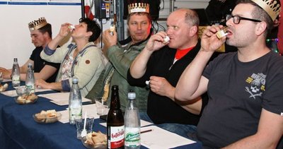 Die Jury von Reimersgrün nahm ihre Aufgabe ernst: Erst riechen und schauen und dann schmecken.