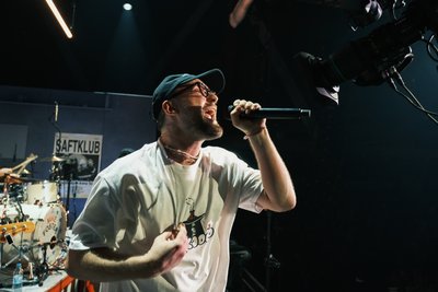 Als Frontmann der fiktiven Newcomerband Saftklub erweist Mark Forster dem Indiemusik-Standort Chemnitz seine Reverenz. 