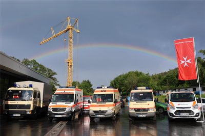 Zehn Fahrzeuge hat der 3. Einsatzzug des Kreises. Der Regenbogen zur Einweihung wurde von vielen als gutes Zeichen für die Zukunft gedeutet.