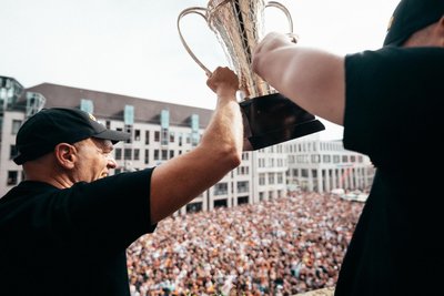 10.000 Fans bereiteten den Niners Chemnitz nach dem Gewinn des Fiba Europe Cup einen großartigen Empfang. Hier präsentiert Trainer Rodrigo Pastore gemeinsam mit Kapitän Jonas Richter den Pokal.
