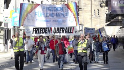 Unter den Teilnehmern waren auch rund zwei Dutzend Vertreter der linken Sammlungsbewegung "Aufstehen", auffällig mit gelben Warnwesten bekleidet. 