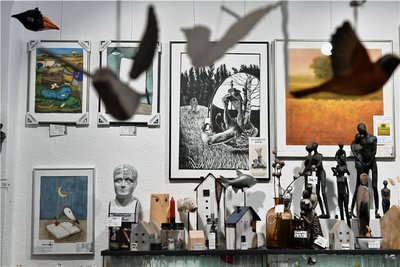 Ein Blick in das Galeriegeschäft am Freiberger Obermarkt. Kunst und Kunsthandwerk stehen hier zum Verkauf. 