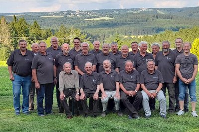 Eberhard Huster (sitzend, 1. von links) mit dem Julius-Mosen-Chor Marieney 2021 im Buttergrund.