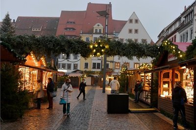Auf dem Freiberger Obermarkt beleuchteten die Händler am Dienstag für 15 Minuten ihre Buden, verkauften aber nichts. 