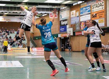 Das Hinspiel im September in Buxtehude war für die Zwickauerinnen um Pia Adams (links) und Diana Dögg-Magnusdottir (rechts) trotz der 25:32-Niederlage ein Mutmacher. Bis zum 22:22 in der 47. Minute war für den Aufsteiger alles drin. Auch für Samstag lautet das Ziel, das Spiel erstmal lange offen zu halten. 