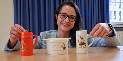 Stefanie Müller-Lietzau, Orchesterdirektorin der Robert-Schumann-Philharmonie, zeigt das Geschirr für den diesjährigen Markt. Sie und die Theater Chemnitz organisieren erstmals ein Weihnachtssingen. 