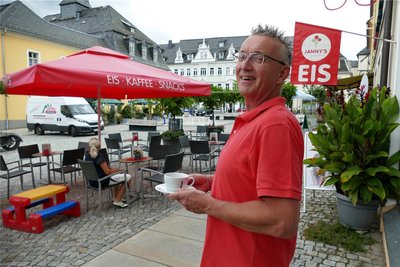 Tino Küchler, der Jannys Eiscafé betreibt, freut sich über den neu gestalteten Zschopauer Markt.