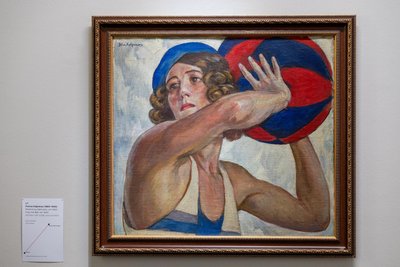 Die Besucher scheinen den Ball aufzufangen, den ihnen das Museum Gunzenhauser zuwirft: Petras Kalpokas‘ „Frau mit Ball“ um 1933.