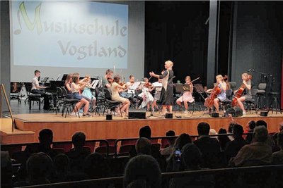 Das Kinderorchester spielte am Samstag beim Abschlusskonzert der Musikschule.