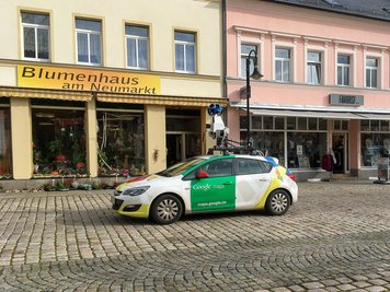 Ein Fahrzeug von Google war am Mittwoch unter anderem am Auerbacher Neumarkt unterwegs.