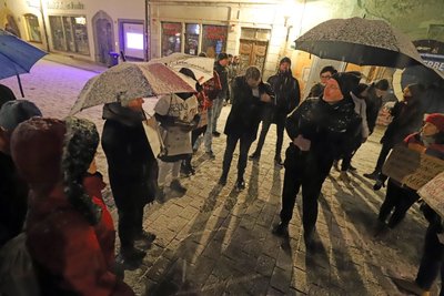 Auf der Petersstraße suchte OB Sven Krüger das Gespräch mit Teilnehmern angemeldeter Demonstrationen. 