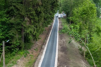 Etwa 200 Meter von der Unterführung weg ist die Trasse bereits fertiggestellt. Doch sie endet aktuell an einer kaputten Brücke, also als Sackgasse.