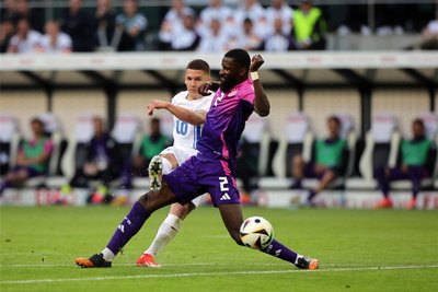 Antonio Rüdiger: Der „Schrank“ von Real Madrid bot eine solide Partie. Ohne Risiko gespielt, ohne große Schnitzer. Kleiner Schönheitsfehler: die Gelbe Karte wegen zu früher Rückkehr auf den Rasen nach Verletzungspause. Note: 2,5.