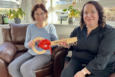 Gudrun Klein (l.) und Simone Lang bei der Eröffnung des Begegnungszentrums „Herzblick“ in Breitenbrunn.