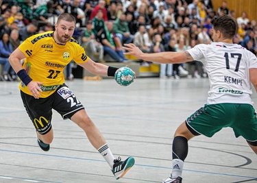 Für Sebastian Duschek (am Ball) und den SV 04 Oberlosa steht nach den jüngsten beiden Heimniederlagen Wiedergutmachung an. 
