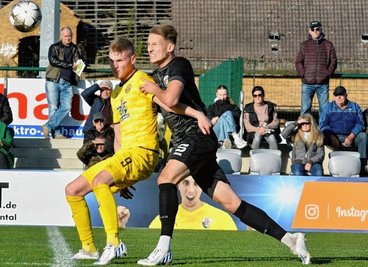 Cedric Graf (hier links gegen Jonas Konzok) schoss den VfB nach 40 Minuten 1:0 in Führung. Er netzte per Heber ein. 