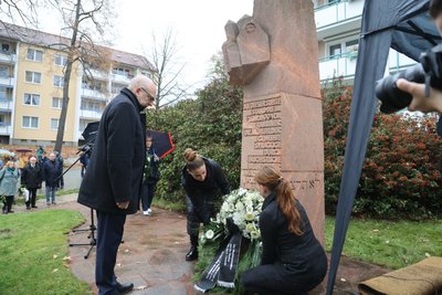 Oberbürgermeister Sven Schulze gedenkt an der ehemaligen Synagoge an die Zerstörung der Synagoge bei der Reichspogromnacht.