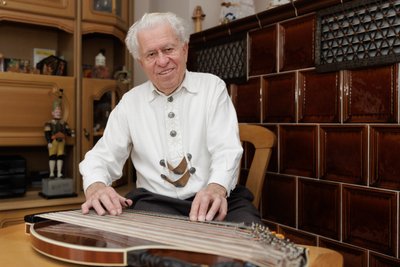 Joachim Süß in seiner Crottendorfer Wohnstube.  