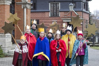 Pfarrei Herz Jesu Plauen: Sternsinger, wie hier im Bild aus Vorjahren, sammeln für Kinder in Not.