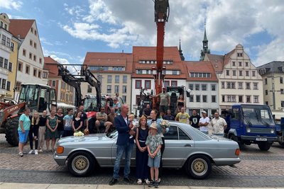 Die Hochzeitsgesellschaft von Felix und Sylke Börner aus Conradsdorf auf dem Freiberger Obermarkt.