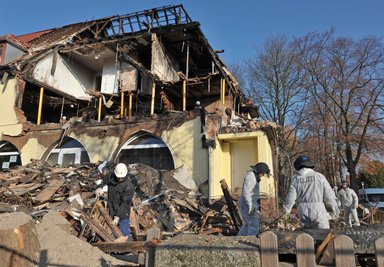 Berge von Schutt türmten sich nach der Explosion im Vorgarten, Tausende Spuren widerstanden dennoch der heißen Vernichtung.