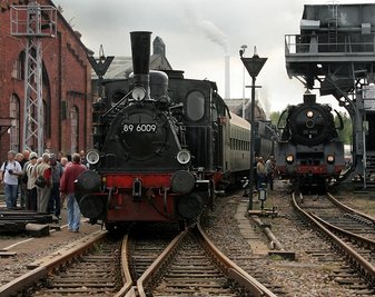 So eine Schnellzuglok der Baureihe 03-10 mit 1900 PS aus dem Jahre 1940 (Modell rechts) bringt die Fahrgäste nach Goslar. Die Lok gilt als die schnellste mit Kohle beheizte Lok in Deutschland.