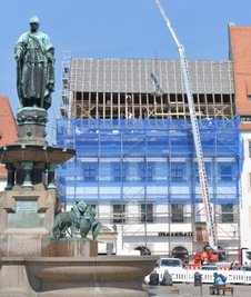 Bauarbeiter sind weiterhin am Obermarkt in Freiberg zugange.
