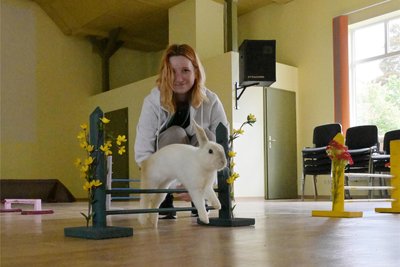 Auch die 21-jährige Lilly-Ann Werner aus Döbeln und ihr Sport-Widder versuchten sich im Kaninhop.