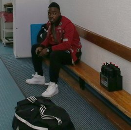 Reagy Ofosu sitzt beim CFC auf gepackten Koffern.