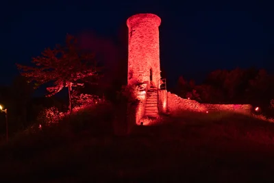 Auch die Schreckenberg Ruine wurde rot angestrahlt.