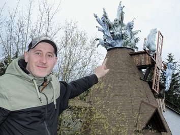 Junior-Chef Jan Völkel zeigt auf die Geistermühle. Mit seinem Team will er die außen wie innen überarbeitete Grusel-Attraktion bis Pfingsten fertigstellen. Dach und Windflügel wurden bereits erneuert. 