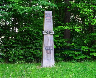 Die Stele befindet sich fußläufig vom Landgericht in Chemnitz.