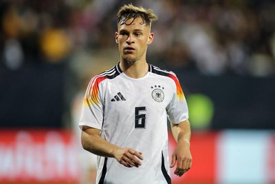 Joshua Kimmich: Brauchte etwas Zeit, um ins Spiel zu kommen. Hat auch noch Reserven in der Passgenauigkeit bei Flanken. Steigerte sich aber und rettete kurz vor Schluss auf der Linie die Null im Ergebnis. Note: 2,5