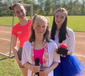 Beim Ausdauerlauf gaben die Neuntklässlerinnen Helene Pärsch (vorn), Juline Meyer (links) und Leonie Marlen Passauer den Startschuss für die Grundschüler. 