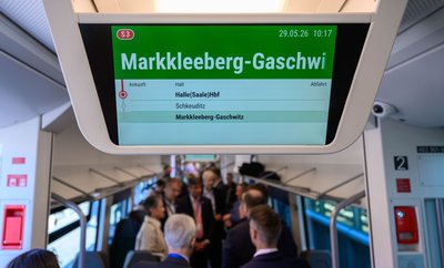 Die Länderbahn präsentierte ihre neuen S-Bahn-Fahrzeuge bei einer Premierenfahrt zwischen Halle und Markkleeberg-Gaschwitz.