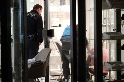 Noch am Dienstagabend sicherte die Polizei Spuren des Raubs.